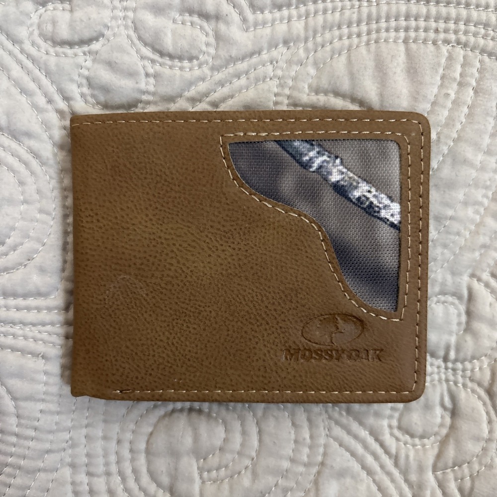 NWOT Mossy Oak Camo Print Bi Fold Mens Wallet Tan Leather 8 Card Spaces